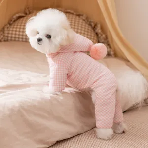 Süßer rosa karierter Hundewinteranzug mit Kapuze und Bommel für kleine Hunde Hauptansicht.