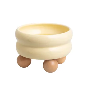 Ciotola in ceramica rialzata per animali con piedini in legno, elegante per cibo e acqua.