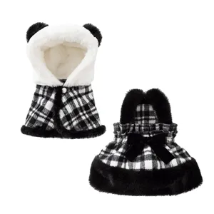 Simpatico set mantello e gonna a quadri bianco e nero per animali domestici in inverno