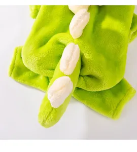 Grünes Dinosaurier Haustier Fleece Kostüm Detail mit weichen Stacheln auf dem Hunderücken.