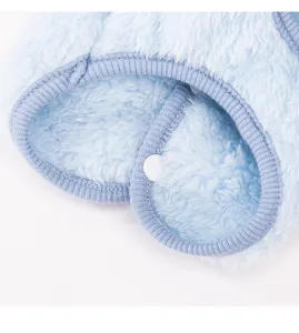 Nahaufnahme der weichen Hundekleidung mit feinen Naehten und praktischem Druckknopf.