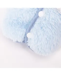 Nahaufnahme von weichen blauen Haustier-Fleecebekleidungsdetails mit warmen Druckknöpfen.
