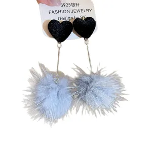 Orecchini a lobo con cuore nero e pon-pon soffici grigi, perfetti per la stagione autunno inverno.