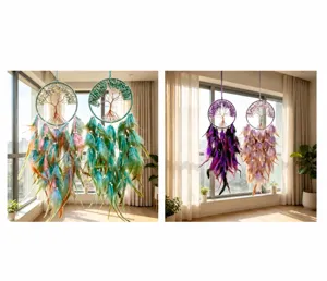 Attrape-rêves Arbre de Vie faits main avec plumes naturelles dans un salon chaleureux.