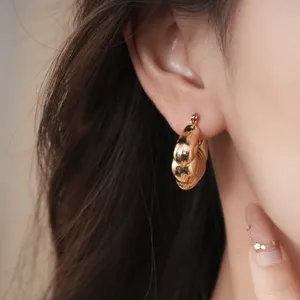 Boucles d'oreilles créoles géométriques dorées, accessoire d'oreille minimaliste chic.