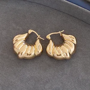 Boucles d'oreilles créoles croissant épaisses dorées au design géométrique texturé