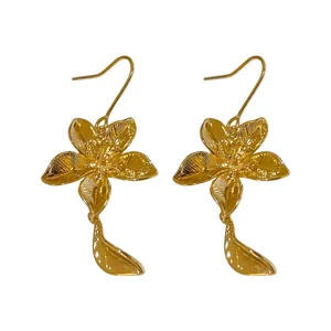 Orecchini pendenti a fiore dorati da donna, gioielli eleganti alla moda per ogni occasione.