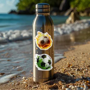 Detalle de cerca de pegatinas de futbol impermeables adheridas a una botella metalica.