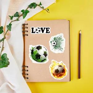Primer plano de pegatinas de fútbol graffiti impermeables en cuaderno, decorativo.