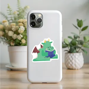 Custodia protettiva bianca per smartphone con simpatico drago verde che legge un libro.