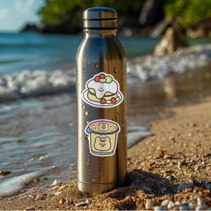 Bouteille d'eau en acier inoxydable avec de jolis autocollants mignons sur la plage.