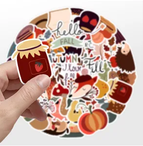 Dettaglio di adesivo autunnale con simpatico design di barattolo e finitura impermeabile.