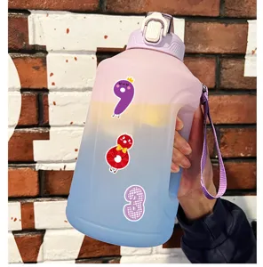 Vue détaillée de charmants autocollants de chiffres de dessin animé sur une bouteille.