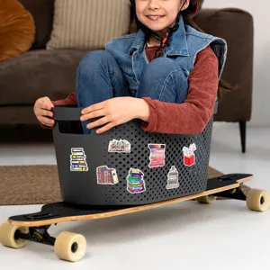 Vue détaillée d'autocollants décoratifs sur le thème de la lecture sur un panier de rangement.