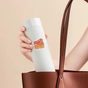 Bouteille d'eau isotherme blanche avec autocollant rétro et sac en cuir marron