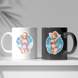 Σετ κεραμικές κούπες με anime bikini κορίτσι, μαύρες και λευκές κούπες στο ράφι.