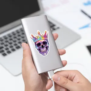 Wasserdichter holografischer Kronen-Totenkopf Deko-Aufkleber fuer Handy und Skateboard.