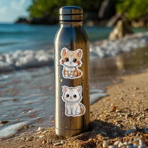 Bouteille d'eau isotherme en acier inoxydable avec de mignons autocollants de chats mignons.
