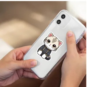 Coque de téléphone transparente avec autocollant chat mignon affiché en détail.