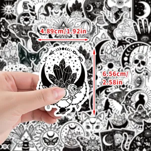 Vue détaillée des autocollants graffiti occultes noirs et blancs au motif bien net.