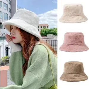 Vista dettagliata di cappelli alla pescatora in peluche per donna in bianco e rosa.