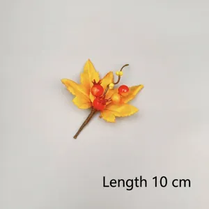 Nahaufnahme eines künstlichen Herbst-Ahornblattzweigs mit orangefarbenen Beeren