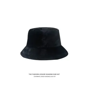 Vista dettagliata di un cappello a secchiello in peluche nero da donna, morbida texture
