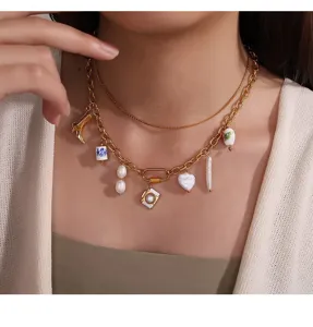 Vista detallada de collar multicapa bañado en oro de 18K con perlas y diversos dijes