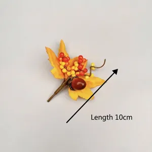 Detail eines künstlichen Herbst-Ahornblatt-Picks mit Beeren und Eichel für die Ernte