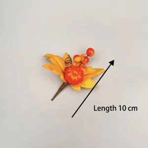 Detailansicht eines künstlichen Herbstzweigs mit Ahornblatt und Mini-Kürbis, 10 cm