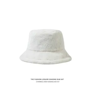 Cappello da pescatore in peluche bianco da donna con morbida pelliccia ecologica.