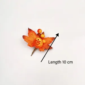 Detailansicht eines künstlichen Ahornblatts mit Beeren für Dekoration, 10 cm Gesamtlänge