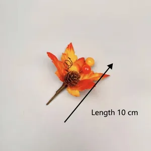 Detailansicht künstlicher Herbst-Ahornblatt-Zweig mit Zapfen und Beeren, 10 cm Länge.