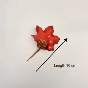 Detailansicht eines 10 cm großen künstlichen Ahornblatts mit Kiefernzapfen