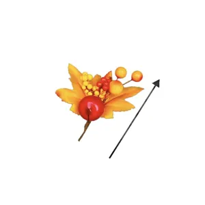Künstlicher Herbstzweig mit orangefarbenem Ahornblatt und roten Beeren auf weißem Grund