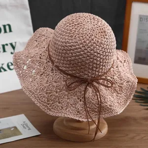 Damen handgewebter rosa Strohhut mit brauner Schleife für den Sommerurlaub am Strand