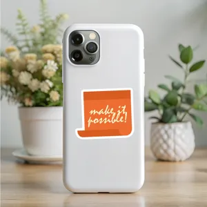 Custodia per cellulare bianca decorata con un bellissimo adesivo con citazione.