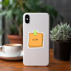 Adesivo minimalista con lista delle cose da fare e note arancioni per custodia e laptop.