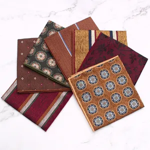 Gedetailleerd overzicht van diverse herenpockets met klassieke patronen zoals visgraat en bloemen.