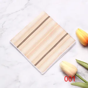 Heren kostuum pochet detail, beige bruin gestreept ontwerp, fijne randstiksel.