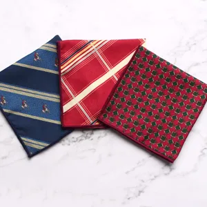 Set de tres pañuelos de bolsillo para hombres, caballo polo clásico, cuadros y patrones geométricos.