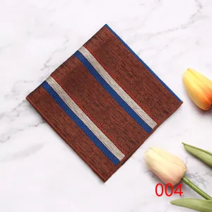 Gedetailleerd uitzicht op bruine herenpochet met blauw-witte strepen op marmeren achtergrond.