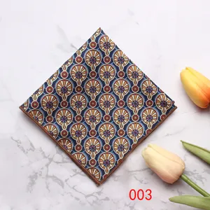 Vista detallada de pañuelo de bolsillo geométrico vintage para hombre, elegante accesorio.