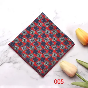 Primer plano de los detalles del pañuelo de bolsillo geométrico rojo, accesorio elegante.