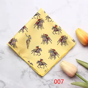 Pañuelo de bolsillo amarillo de poliéster para hombre con clásico estampado de jinetes.