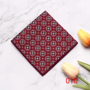 Klassiek rood pochet met vintage bloemenpatroon, elegant formeel pak accessoire voor heren.