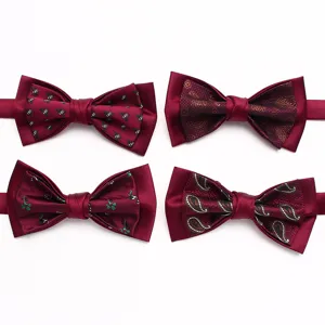 Vista dettagliata di quattro papillon da uomo bordeaux a doppio strato con motivi eleganti.