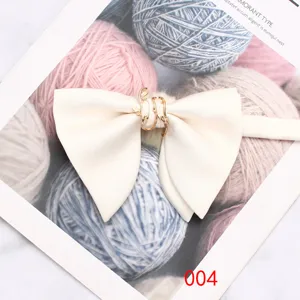 Farfalla in raso bianco tinta unita con fibbia decorativa in metallo dorato elegante.
