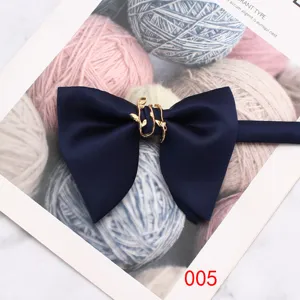 Farfallina in raso blu navy con fibbia dorata, accessorio elegante per feste formali e matrimoni.