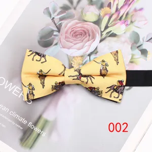 Farfallino giallo da uomo con stampa equestre, accessorio moda elegante per camicie e abiti.